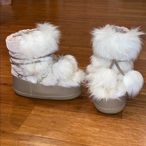Furry moon boots